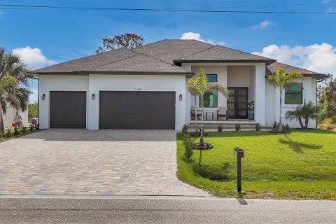 House in Rotonda, Florida 3 bedrooms, 215.72 sq.m. № 1528221 - photo 1