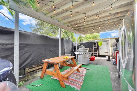 Immobilier commercial à vendre à Miami, Floride № 1941815 - photo 15