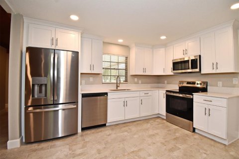 House in Titusville, Florida 4 bedrooms, 156.82 sq.m. № 1904303 - photo 2