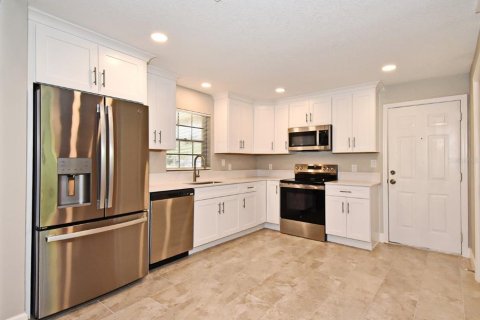 House in Titusville, Florida 4 bedrooms, 156.82 sq.m. № 1904303 - photo 5