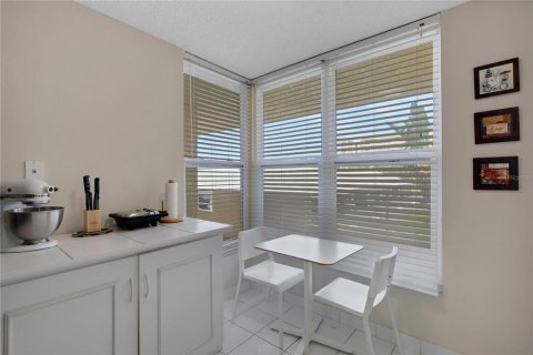 Condo in Bradenton, Florida, 2 bedrooms № 2092548 - photo 13