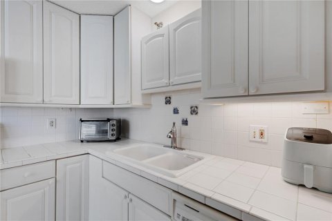 Condo in Bradenton, Florida, 2 bedrooms № 2092548 - photo 11