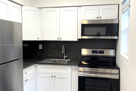 Villa ou maison à louer à Hollywood, Floride: 1 chambre, 65.03 m2 № 2075404 - photo 8