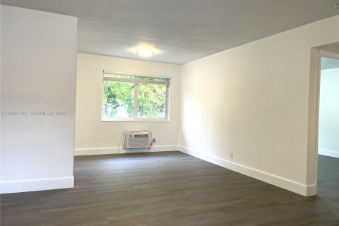 Villa ou maison à louer à Hollywood, Floride: 1 chambre, 65.03 m2 № 2075404 - photo 4