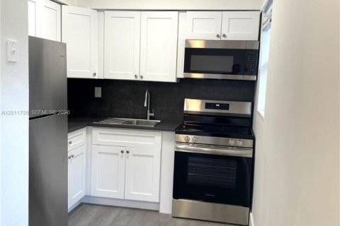 Villa ou maison à louer à Hollywood, Floride: 1 chambre, 65.03 m2 № 2075404 - photo 7