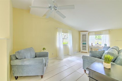 House in Lutz, Florida 3 bedrooms, 115.2 sq.m. № 1910655 - photo 13