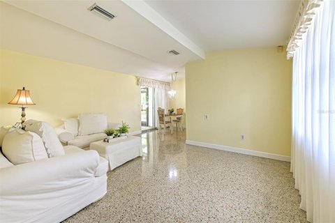 House in Lutz, Florida 3 bedrooms, 115.2 sq.m. № 1910655 - photo 6