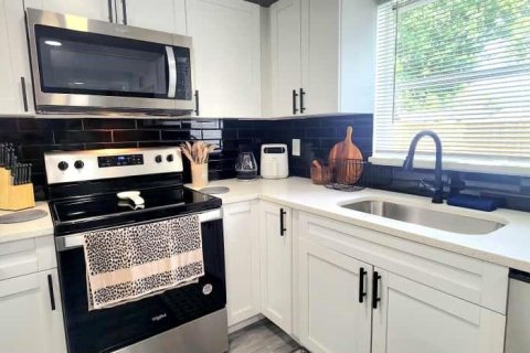 House in New Port Richey, Florida 3 bedrooms, 125.79 sq.m. № 2258227 - photo 8