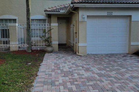 Touwnhouse à louer à Pembroke Pines, Floride: 2 chambres, 104.33 m2 № 1976790 - photo 1