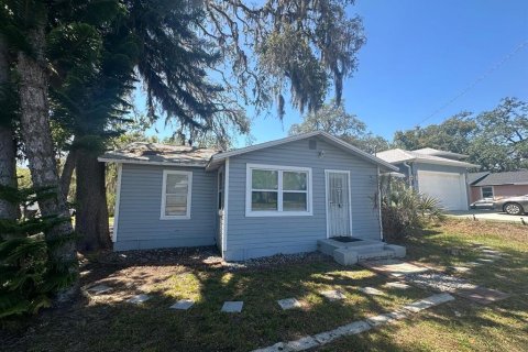 House in Tampa, Florida 4 bedrooms, 109.81 sq.m. № 1680316 - photo 2