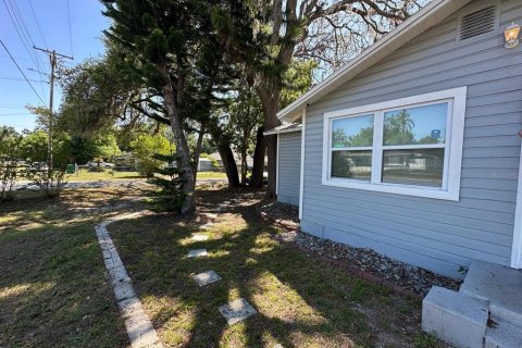 House in Tampa, Florida 4 bedrooms, 109.81 sq.m. № 1680316 - photo 15