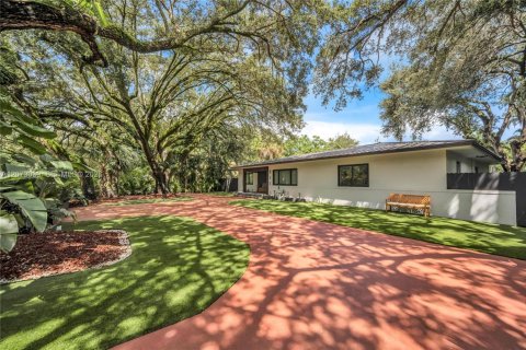 House in Biscayne Park, Florida 4 bedrooms, 302.49 sq.m. № 2320742