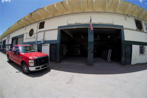 Commercial property in Miami, Florida № 1806434 - photo 1