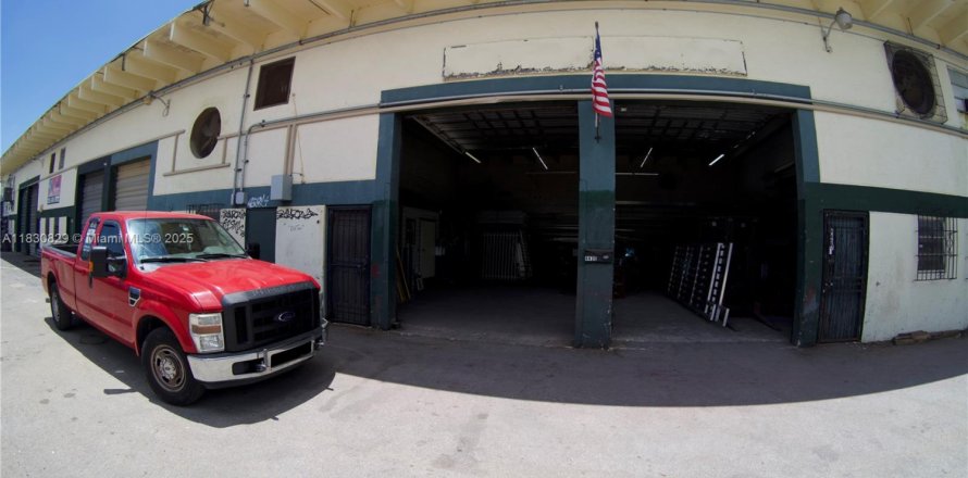 Commercial property in Miami, Florida № 1806434