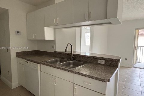 Copropriété à louer à Hollywood, Floride: 2 chambres, 76.18 m2 № 1989644 - photo 3