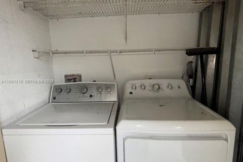 Copropriété à louer à Hollywood, Floride: 2 chambres, 76.18 m2 № 1989644 - photo 16