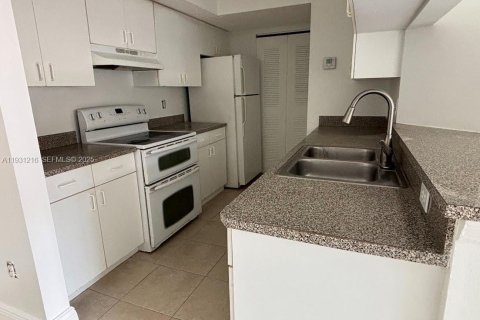 Copropriété à louer à Hollywood, Floride: 2 chambres, 76.18 m2 № 1989644 - photo 2