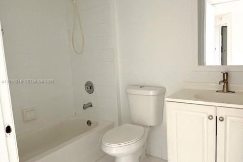 Copropriété à louer à Hollywood, Floride: 2 chambres, 76.18 m2 № 1989644 - photo 10