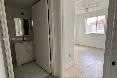 Copropriété à louer à Hollywood, Floride: 2 chambres, 76.18 m2 № 1989644 - photo 9