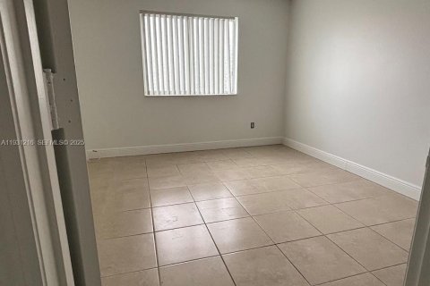 Copropriété à louer à Hollywood, Floride: 2 chambres, 76.18 m2 № 1989644 - photo 11