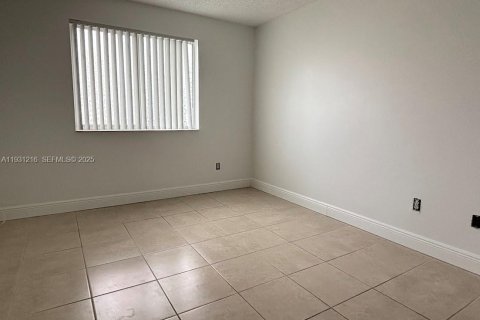 Copropriété à louer à Hollywood, Floride: 2 chambres, 76.18 m2 № 1989644 - photo 12