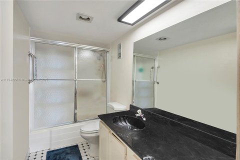 Condo in Pompano Beach, Florida, 2 bedrooms  № 1741936 - photo 25