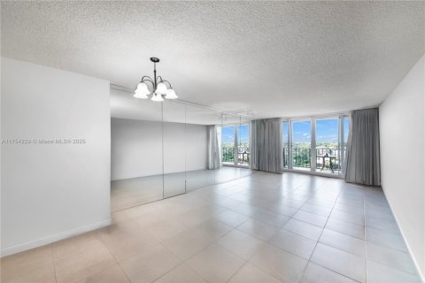 Condo in Pompano Beach, Florida, 2 bedrooms  № 1741936 - photo 20