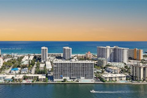 Condo in Pompano Beach, Florida, 2 bedrooms  № 1741936 - photo 12