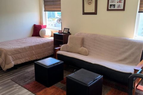Condo in Hallandale Beach, Florida, 2 bedrooms  № 1875463 - photo 11