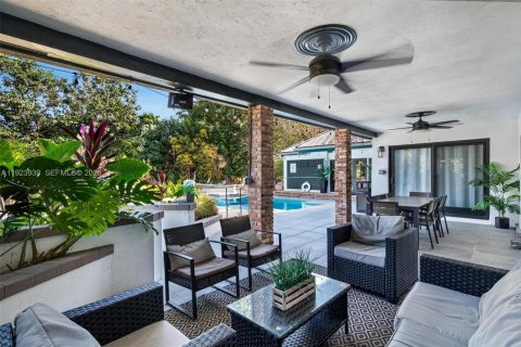 House in Davie, Florida 8 bedrooms, 360.18 sq.m. № 2052860 - photo 29