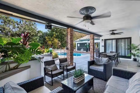 House in Davie, Florida 8 bedrooms, 360.18 sq.m. № 2052860 - photo 28