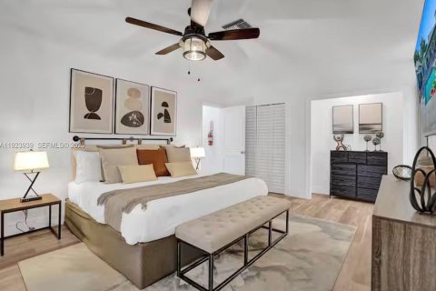 House in Davie, Florida 8 bedrooms, 360.18 sq.m. № 2052860 - photo 14