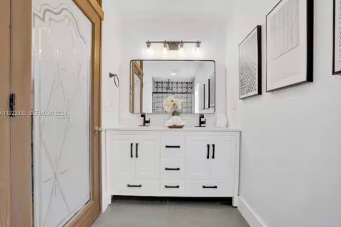 House in Davie, Florida 8 bedrooms, 360.18 sq.m. № 2052860 - photo 25