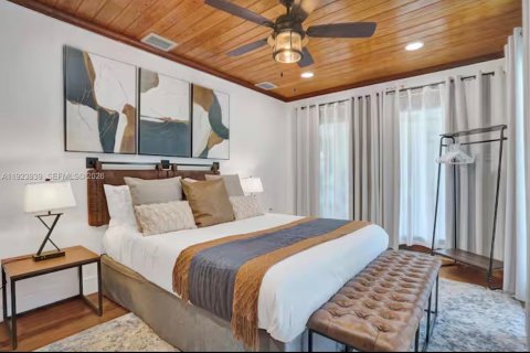 House in Davie, Florida 8 bedrooms, 360.18 sq.m. № 2052860 - photo 15