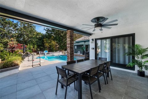 House in Davie, Florida 8 bedrooms, 360.18 sq.m. № 2052860 - photo 30