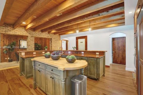 House in Davie, Florida 8 bedrooms, 360.18 sq.m. № 2052860 - photo 9