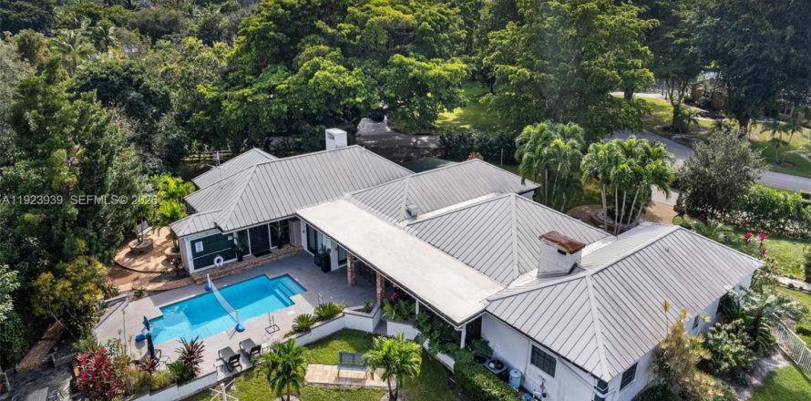 House in Davie, Florida 8 bedrooms, 360.18 sq.m. № 2052860