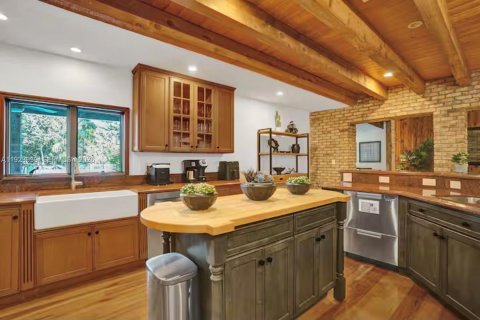 House in Davie, Florida 8 bedrooms, 360.18 sq.m. № 2052860 - photo 10