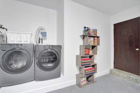 House in Davie, Florida 8 bedrooms, 360.18 sq.m. № 2052860 - photo 26