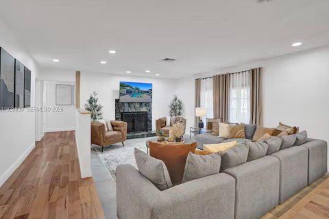 House in Davie, Florida 8 bedrooms, 360.18 sq.m. № 2052860 - photo 5