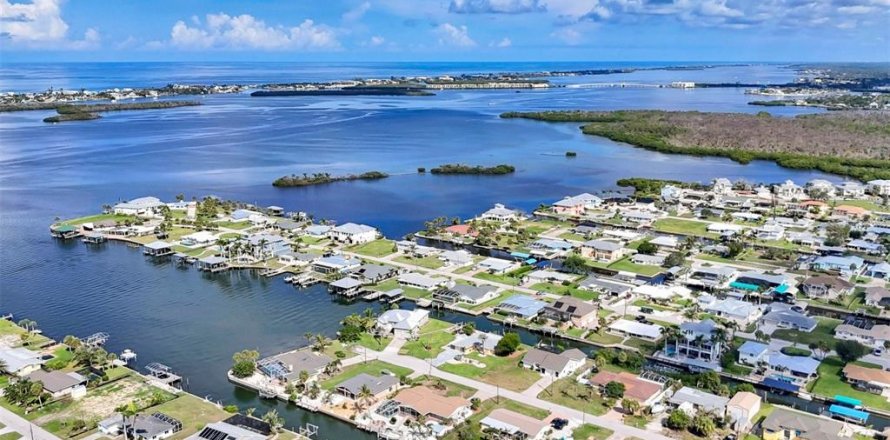 House in Englewood, Florida 2 bedrooms, 118.73 sq.m. № 1894333