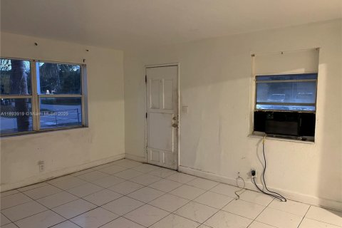 Casa en venta en Hollywood, Florida, 2 dormitorios, 62.71 m2 № 1945695 - foto 2