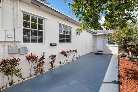 Commercial property in Miami, Florida 298.4 sq.m. № 2042145