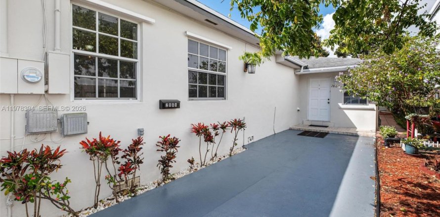 Commercial property in Miami, Florida 298.4 sq.m. № 2042145