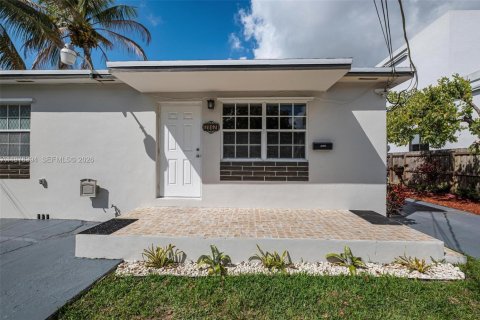 Commercial property in Miami, Florida 298.4 sq.m. № 2042145 - photo 4