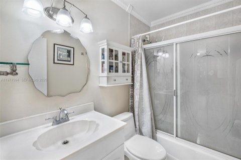 Commercial property in Miami, Florida 298.4 sq.m. № 2042145 - photo 25