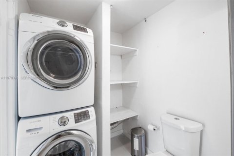 Commercial property in Miami, Florida 298.4 sq.m. № 2042145 - photo 11