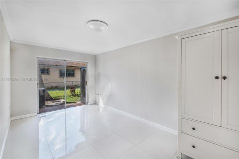 Commercial property in Miami, Florida 298.4 sq.m. № 2042145 - photo 7