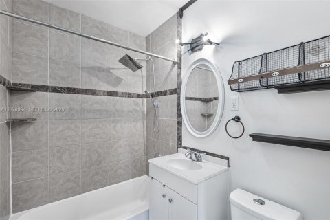 Commercial property in Miami, Florida 298.4 sq.m. № 2042145 - photo 18