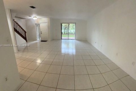 Снять в аренду таунхаус в Хайалиа, Флорида 3 спальни, 147.71м2, № 1945985 - фото 9